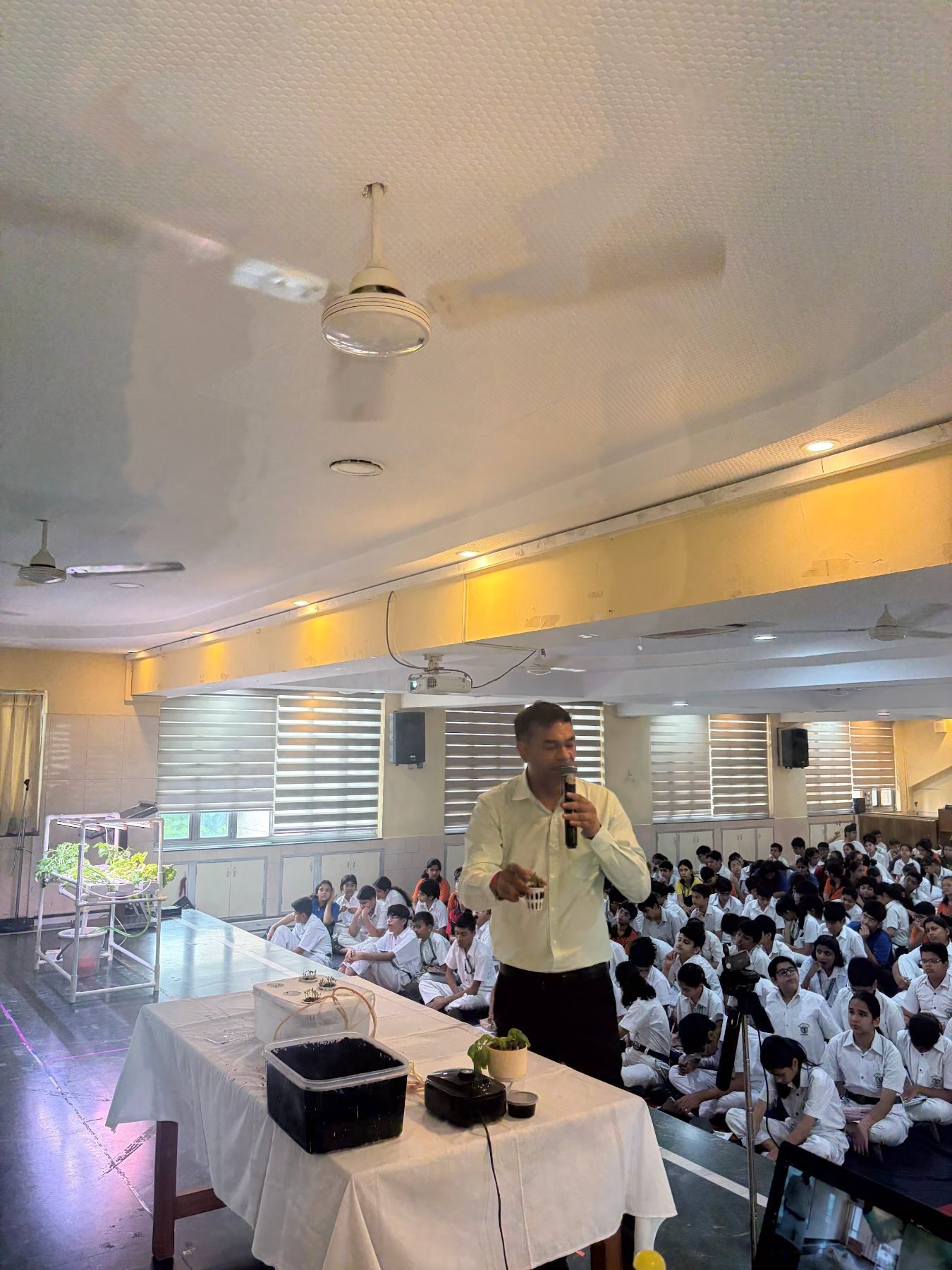 TechieKisan explaining a live hydroponic demo kit to students at DPS Faridabad