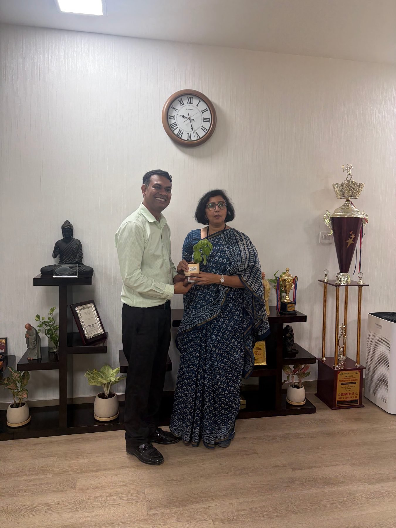 TechieKisan presenting a hydroponically grown plant at DPS Faridabad