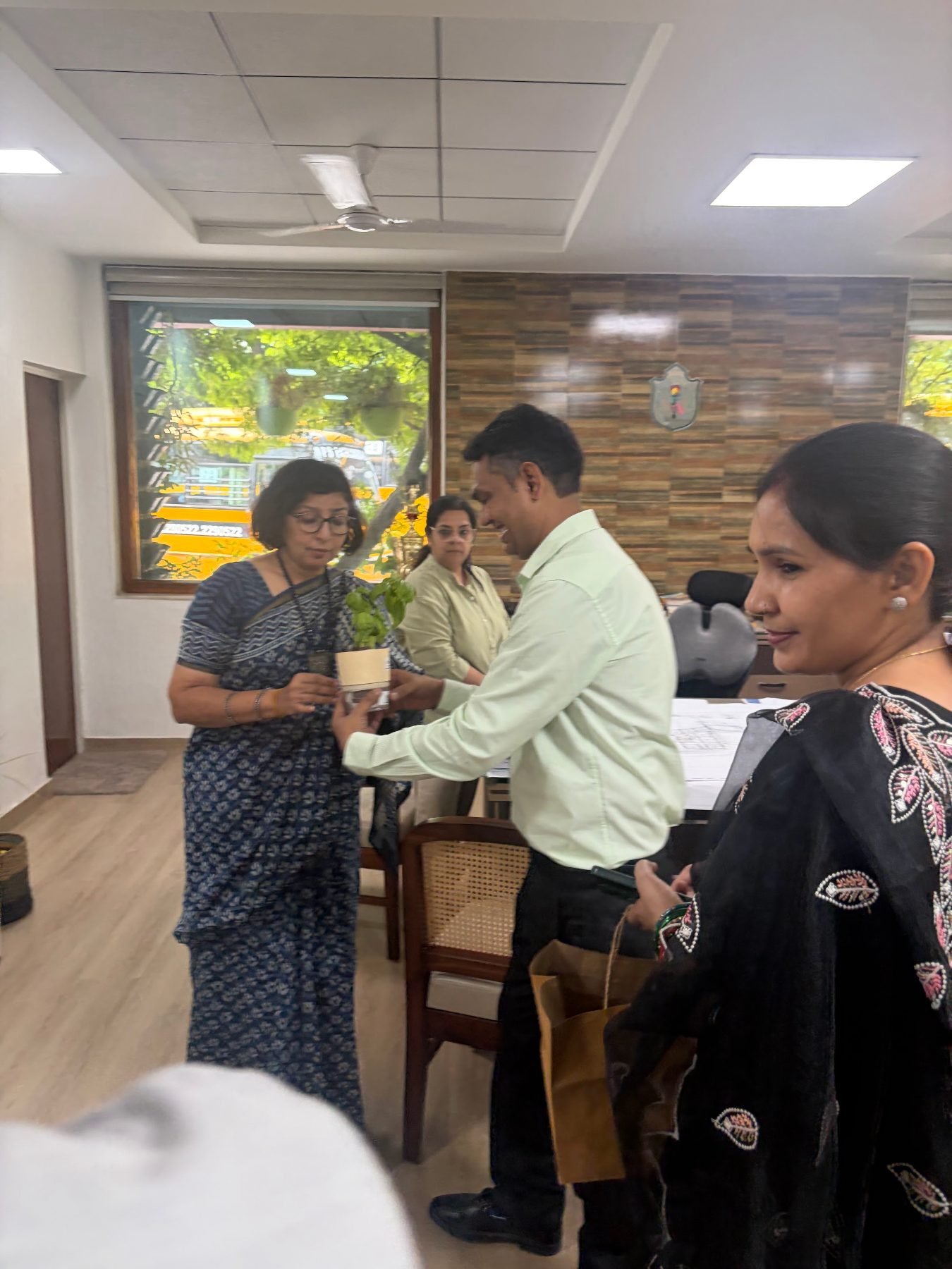 TechieKisan handing over a live hydroponic plant at DPS Faridabad